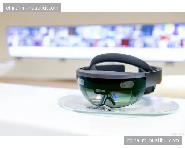 AR眼镜显示技术突破，为沉浸式观赛提供轻量化硬件可能。