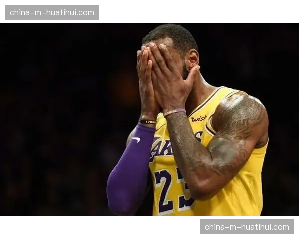 湖人球迷获赠黑色版球衣应援T恤，主场氛围营造效果显著